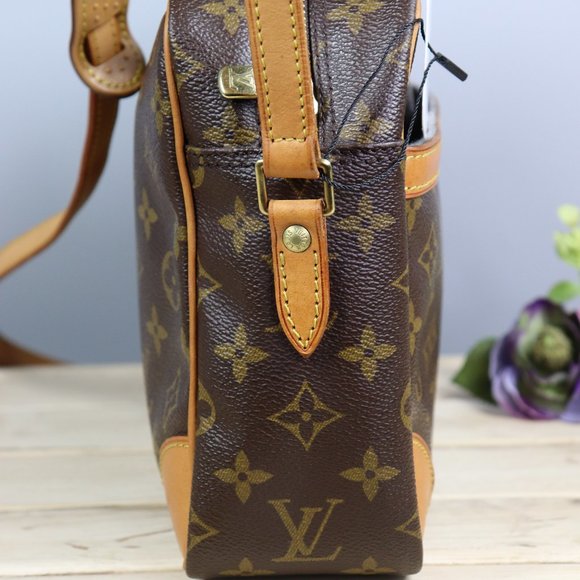 Louis Vuitton Trocadero 30 Monogram - Picture 10 of 16